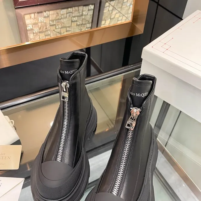 👟👟Ex-factory price 620👟👟 Men +10 🔥4050 McQueen’s new popular women’s boots and couple shoes🔥 Original 1:1 replica, the highest version! AIexanderMcQUEEN✅ products have been certified, endorsed by many celebrities such as Guli Nazha, Wu Lei, and Internet celebrity bloggers, and have fashion models on the T stage of Milan Fashion Week! Front zipper design, easy to wear, 6 cm heel height, comfortable to wear and heighten your legs, fabric: top grain calfskin/ lining: imported sheepskin feet: imported sheepskin, women's size 35-40 (40 must be customized). Men's size 39-45 (45 must be customized). Color: black/white, all black, off-white. Packaging: Matching counter packaging certificate pure cotton bag.